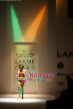 Model walk the ramp for Ayan and Preetika at Lakme Fashion week day 4 on 30th March 2009 (55).JPG