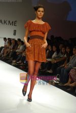 Model walk the ramp for Jyotee Khaitan at Lakme Fashion week day 4 on 30th March 2009 (7).JPG