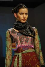 Model walk the ramp for Neha Agarwal at Lakme Fashion week day 4 on 30th March 2009 (23).JPG