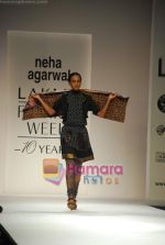 Model walk the ramp for Neha Agarwal at Lakme Fashion week day 4 on 30th March 2009 (25).JPG