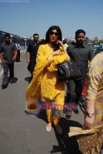 Shilpa Shetty on way to Golden Temple on 8th April 2009 (2).JPG