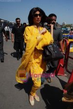 Shilpa Shetty on way to Golden Temple on 8th April 2009 (5).JPG