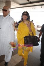 Shilpa Shetty on way to Golden Temple on 8th April 2009 (7).JPG