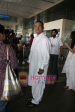 Abhijeet depart for Golden temple in Domestic Airport, Mumbai on 9th April 2009 (41).JPG