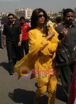 Shilpa Shetty depart for Golden temple in Domestic Airport, Mumbai on 9th April 2009 (2).JPG