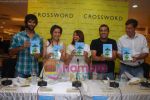 Purab Kohli, Tisca Chopra, Manjushree Abhinav, Chetan Bhagat, Rajat Kapoor at the Launch of Manjushree Abhinav_s Book The Grasshopper_s Pilgrimage on 15th April 20 (2).JPG