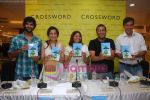 Purab Kohli, Tisca Chopra, Manjushree Abhinav, Chetan Bhagat, Rajat Kapoor at the Launch of Manjushree Abhinav_s Book The Grasshopper_s Pilgrimage on 15th April 20 (3).JPG