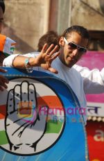 Salman Khan campaigns for Priya Dutt in Bandra Talao on 15th April 2009 (2).jpg