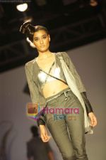 Model walk the ramp for Abhishek  Dutta at Kolkata Fashion Week day 1 on 2nd April 2009 (6).JPG
