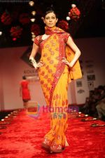 Model walk the ramp for Anjana Bhargava at Kolkata Fashion Week day 3 on 4th April 2009 (23).JPG