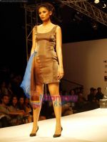 Model walk the ramp for Anjana Bhargava at Kolkata Fashion Week day 3 on 4th April 2009 (5).jpg