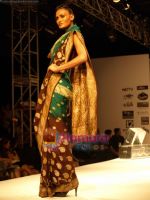 Model walk the ramp for Anjana Bhargava at Kolkata Fashion Week day 3 on 4th April 2009 (9).jpg