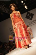 Model walk the ramp for Monapali at Kolkata Fashion Week day 3 on 4th April 2009 (15).JPG