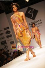 Model walk the ramp for Monapali at Kolkata Fashion Week day 3 on 4th April 2009 (2).JPG