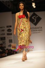 Model walk the ramp for Monapali at Kolkata Fashion Week day 3 on 4th April 2009 (24).JPG