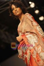 Model walk the ramp for Monapali at Kolkata Fashion Week day 3 on 4th April 2009 (8).JPG