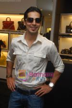 Dino Morea unveils Versace Accessories Boutique in Versace, Trident hotel, Mumbai on 4th May 2009 (10).JPG