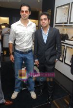 Dino Morea unveils Versace Accessories Boutique in Versace, Trident hotel, Mumbai on 4th May 2009 (9).JPG