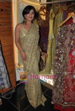 Raveena Tandon at store launch of designer Rina Shah with Jamila and Seema Malhotra in Khar on 4th May 2009 (6).JPG