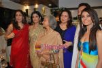 Raveena Tandon, Waheeda Rehman at store launch of designer Rina Shah with Jamila and Seema Malhotra in Khar on 4th May 2009 (5).JPG