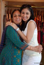 Pooja Chopra shops for her mom at Ritu Kumar store, Lower Parel on 8th May 2009 (17).JPG