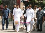 Amitabh bachchan, Abhishek Bachchan at prakash mehra funeral in Oshiwara, Andheri, Mumbai on 18th May 2009 (4).jpg