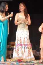 Kareena Kapoor at Kal Kissne Dekha concert at Ahmedabad on 21st May 2009 (45).JPG