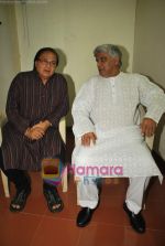 Rakesh Bedi, Javed Akhtar at the launch of Jaswinder Singh_s album Ishq Nahin Asaan in Bhavans on 27th May 2009 (3).JPG