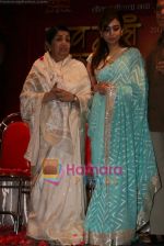 Lata Mangeshkar and Radha Mangeshkar at the album Launch of Radha Mangeshkar in Dinanath Mangeshkar Hall on 29th May 2009 (44).JPG
