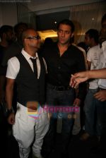 Salman Khan at Aalim Hakim salon launch at True Fitness on 29th May 2009  (54).JPG