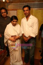 Madhur Bhandarkar, Lata Mangeshkar at the recording of film Jail in Andheri on 5th June 2009 (3).JPG