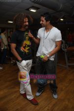 Ranvijay and Makrand Deshpande promote Fitness at Leena Mogre Gym in Shivaji Park, Dadar, Mumbai on 19th June 2009 (12).JPG