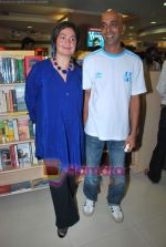 Pooja Bhatt at the Launch of Mahesh Bhatt_s book A Taste of Life - The Last Days of UG Krishnamurthi in Crossword Book store on 22nd June 2009  (7).JPG