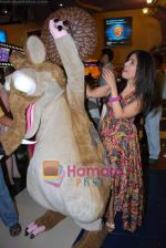 Shibani helping Scrat with his acron at ICE AGE 2 PREMIERE in Fame, Malad on 1st July 2009.jpg