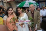 Vidya Balan, Shaina NC at I Love Mumbai plant sampling campaign on 11th July 2009 (9).JPG