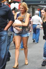 Blake Lively on the sets of GOSSIP GIRL on August 6, 2009 in NY (2).jpg
