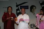 Bhupinder, Gulzar and Mitali Singh at the Launch of Mitali and Bhupinder_s album Ek Akela Shaher Mein in Nehru Centre on 11th Aug 2009 (5).JPG