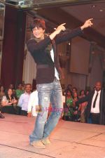 Shahrukh Khan thanking his fans in Atlantic City, New Jersey. Courtesy- INDIA ANI (2)~2.jpg