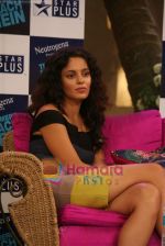 Kangana Ranaut on the sets of Farah Khan_s chat show Tere Mere Beach Mein in Filmcity on 16th Aug 2009 (12).JPG