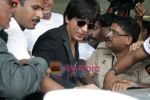 Shahrukh Khan return to Mumbai Airport on 18th Aug 2009 (23).JPG