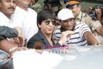 Shahrukh Khan return to Mumbai Airport on 18th Aug 2009 (37).JPG