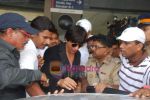 Shahrukh Khan return to Mumbai Airport on 18th Aug 2009 (39).JPG