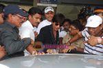 Shahrukh Khan return to Mumbai Airport on 18th Aug 2009 (61).JPG