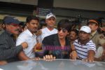 Shahrukh Khan return to Mumbai Airport on 18th Aug 2009 (7).JPG