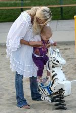 Tori Spelling eating lunch after taking their children to Cross Creek Park Malibu, California - 19.08.09 - IANS-WENN (4).jpg