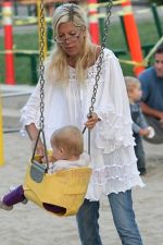 Tori Spelling eating lunch after taking their children to Cross Creek Park Malibu, California - 19.08.09 - IANS-WENN.jpg