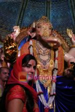Katrina Kaif seeks ganesha blessings in Girgaum, Mumbai on 26th Aug 2009 (9).JPG