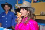 Rambha promotes Dolly of Quick Gun Murugun with Baskin Robbins in Carter Road on 26th Aug 2009 (14).JPG