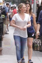 Hilary Duff On The Set Of GOSSIP GIRL in New York City on 26th August 2009 (51).jpg