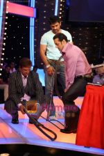 Sunil Shetty, Salman Khan, Javed Jaffery on Dus Ka Dum in RK Studio, Mumbai on 29th Aug 2009 (3).JPG